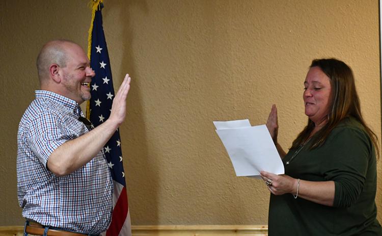 Erik Keith (left) is sworn in to the office of Baldwin City Council by Mayor Alice Venter (right) Tuesday’s meeting. Keith is finishing out former councilman Larry Lewallen’s term, and will be sworn in again in January for a full term. JULIANNE AKERS/Staff