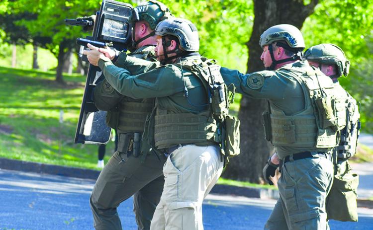 Habersham County Sheriff's Office SRT/SWAT Team moves in on the building. JULIANNE AKERS/Staff