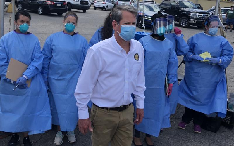 Daniela Cintron / El Gobernador Kemp visita sitio de pruebas de COVID-19 en la Ciudad de Gainesville