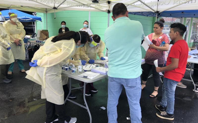 Daniela Cintron / Trabajadores de la planta avícola Vital Foods en Gainesville, tuvieron la oportunidad de hacerse la prueba de COVID-19 gratuitamente