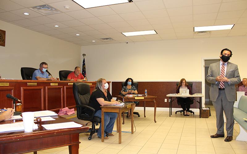 New city attorney Dale Samuels (right) conducts Monday night’s public hearing for a zoning variance request for property in the Highland Pointe subdivision.
