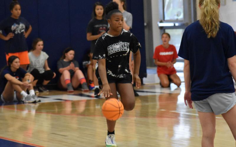 Emyrie Combs makes her way down court. ISAIAH SMITH/Staff