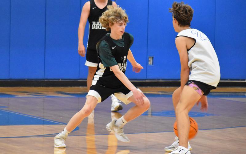 Gavin Page goes for a steal against a Banks County player. ISAIAH SMITH/Staff