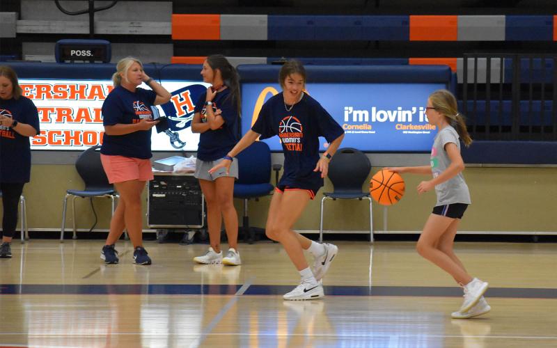 Habersham Central’s Kyia Barrett works with a camper on her handle. ISAIAH SMITH/Staff