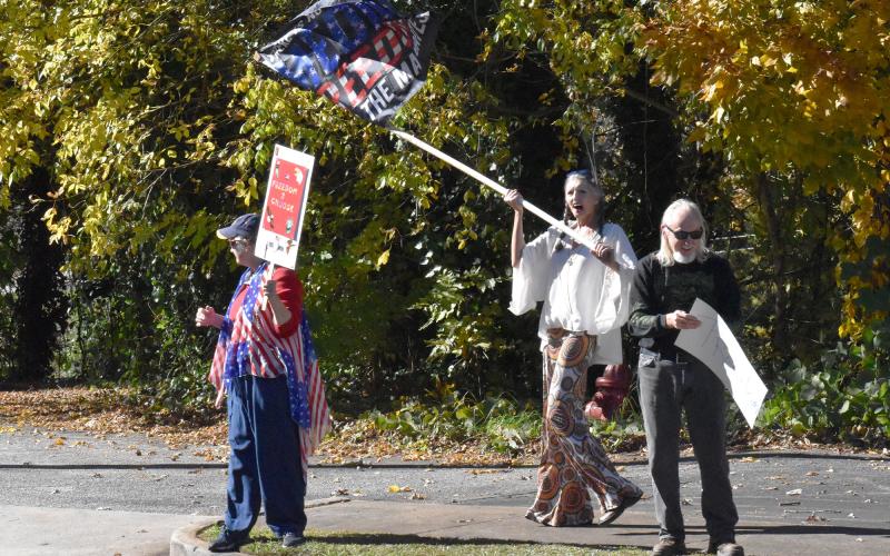 Protestors on the campus of Piedmont University ask drivers on Historic Highway 441 to honk in support of their opposition to vaccine mandates Wednesday afternoon. MATTHEW OSBORNE/Staff