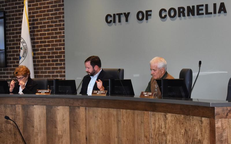 Cornelia Mayor John Borrow confers with the commission – including Commissioners Janice Griggs and Don Bagwell – during Monday’s special meeting. BRIAN WELLMEIER/Staff