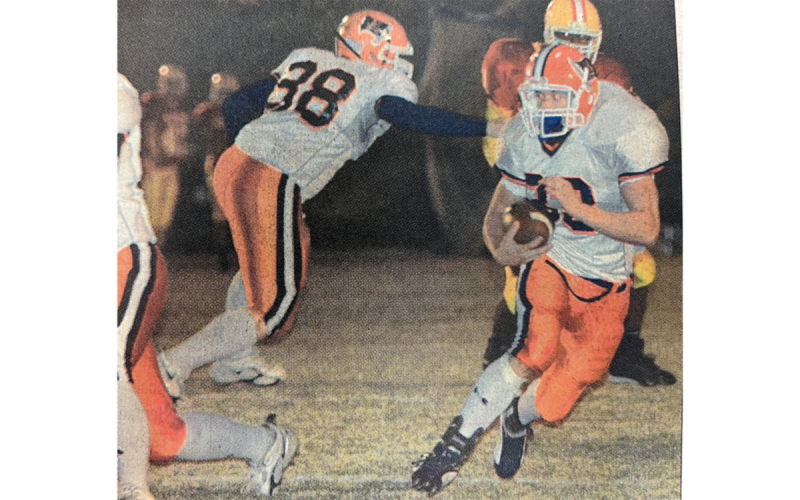 Habersham Central’s Matt Roberts looks for blockers during a 2006 game.