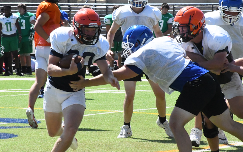 Blandon Grizzle started inside on his first carry against Banks County before bouncing it out for an early touchdown run. MATTHEW OSBORNE/Staff