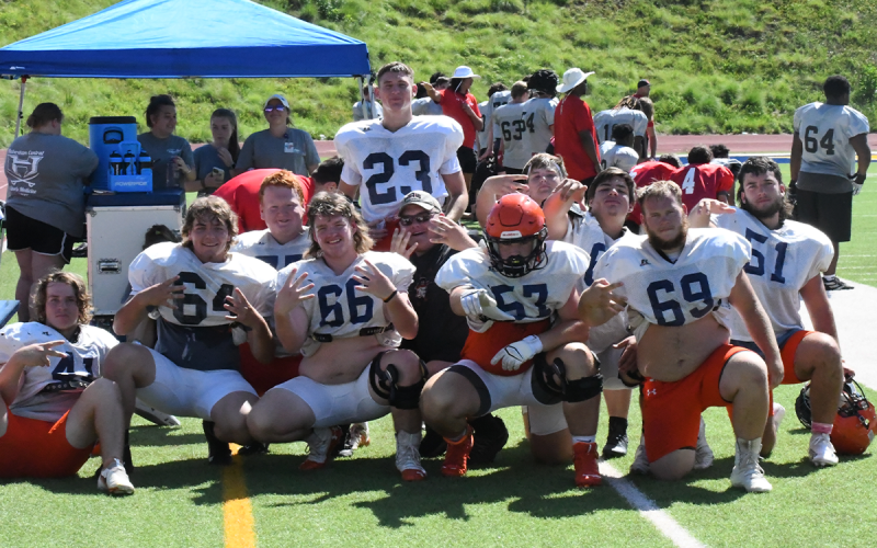 Some of the varsity Raiders hang together while the JV portion of the scrimmage Wednesday against Hart County was going on. MATTHEW OSBORNE/Staff