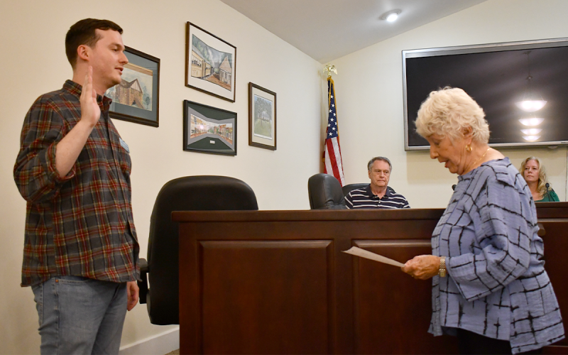 New Councilman Brendon Ansley is sworn in by Mayor Barrie Aycock at Monday’s council meeting. BRIAN WELLMEIER/Staff