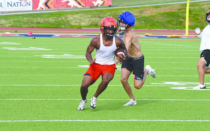 Ballcarrier Donnie Warren cuts upfield at a Raider practice this week. LANG STOREY/Staff