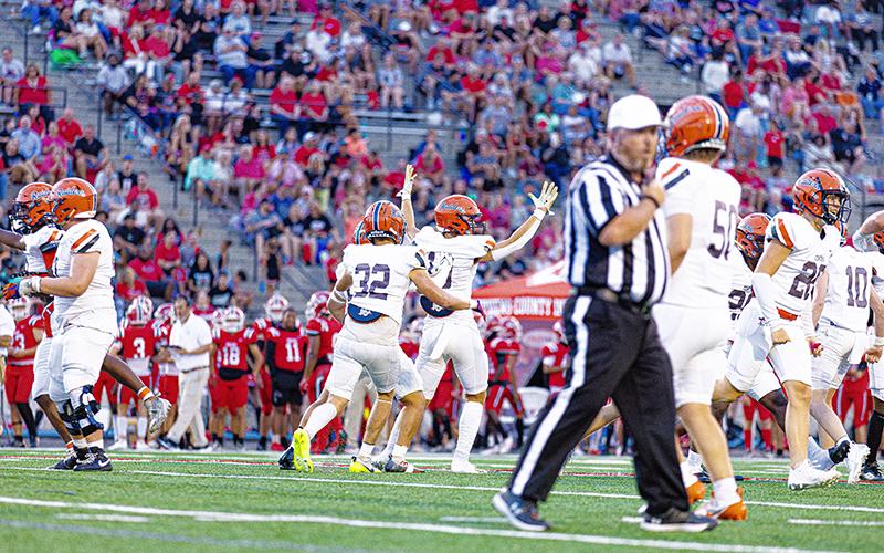 Everett Rudeseal (arms raised) and Raider teammates celebrate after Rudeseal 1st quarter scoop ‘n, score. KAITLYN FULLER/HCHS(Instagram: k8lyn_grphics)