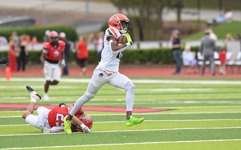WR Jay Feltus had a big day catching passes from Raiders QB Paris Wilbanks. TOM ASKEW/Special