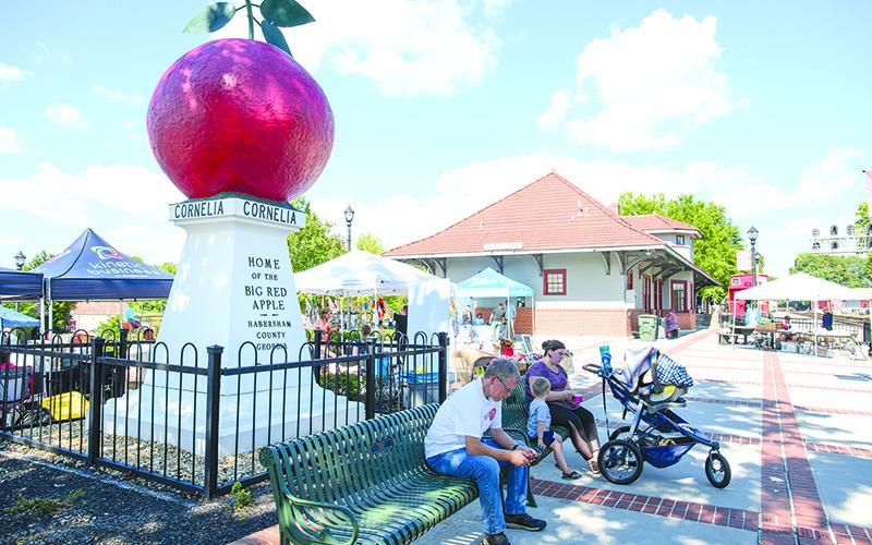 Festivalgoers enjoy last year’s Big Red Apple Festival. FILE