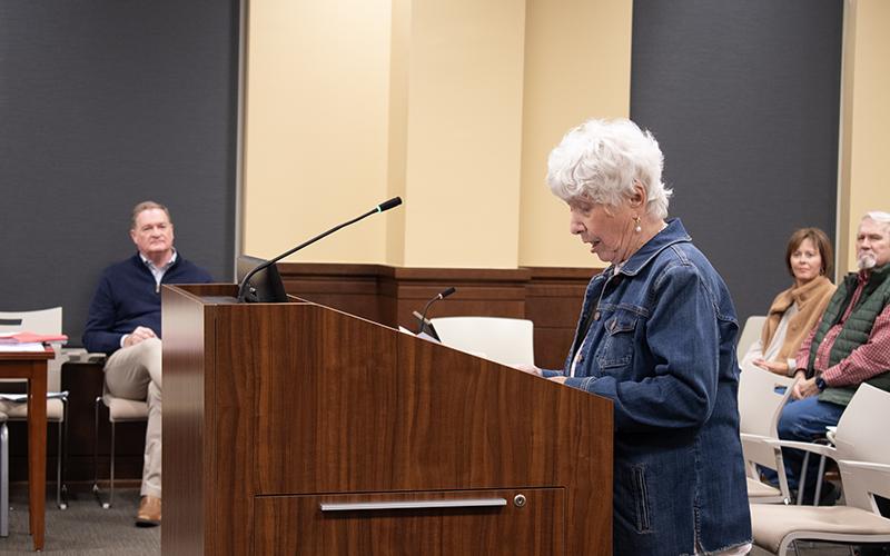 Barrie Aycock reads a letter on behalf of the City of Clarkesville urging the county to tear down the old courthouse. JULIANNE AKERS/Staff