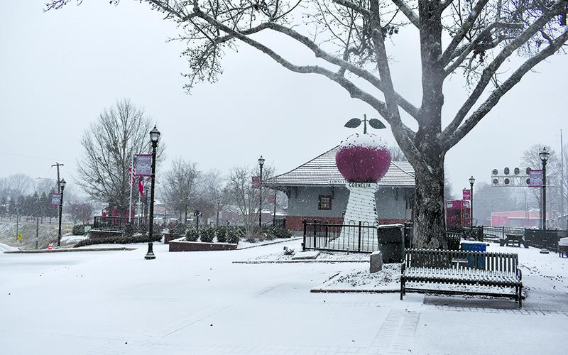 Snow coats downtown Cornelia Friday morning. SAMANTHA SINCLAIR/Staff