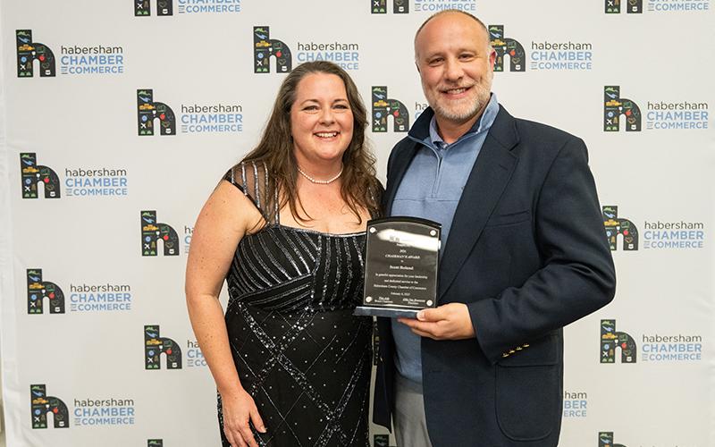 Chamber President Ellie Van Doornum (left) presents the Chairman’s Award to Scott Roland. ZACH TAYLOR/Staff