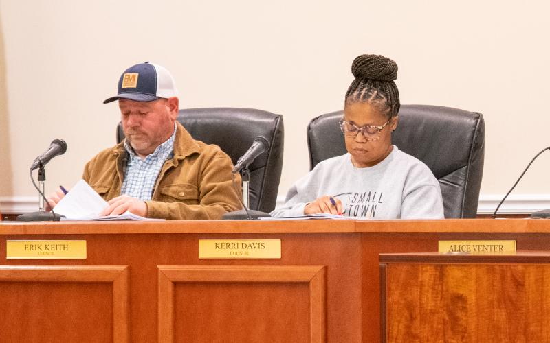 Councilman Erik Keith and Councilwoman Kerri Davis review paperwork in the Monday Baldwin meeting. ZACH TAYLOR/Staff