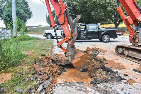 The city of Clarkesville issued a boil water advisory Tuesday as it worked to fix a 10-inch line that ruptured on Gabrels Drive. (Photo/CHAMIAN CRUZ)