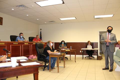 New city attorney Dale Samuels (right) conducts Monday night’s public hearing for a zoning variance request for property in the Highland Pointe subdivision.