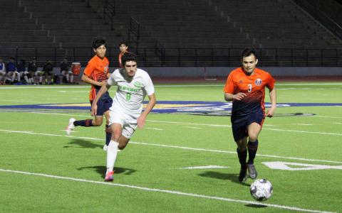 Habersham Central’s Angel Zavala gets past a Buford defender during an earlier home game. ISAIAH SMITH/Staff