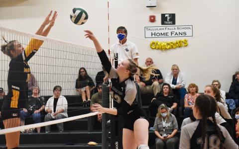 Tallulah Falls’ Barrett Whitener meets Murphy’s Torin Rogers at the net for one of many confrontations during Monday’s match. MATTHEW OSBORNE/Staff