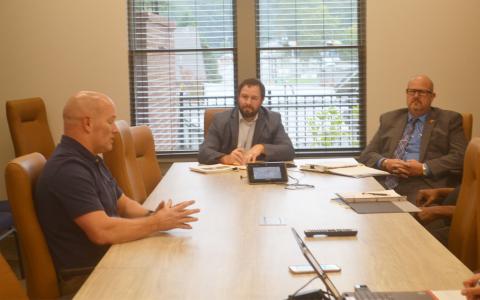 New Cornelia Commissioner Jeff Wilson meets with Mayor John Borrow and City Manager Dee Anderson. BRIAN WELLMEIER/Staff