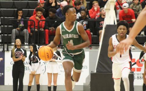 Tallulah Falls’ Anfernee Hanna looks for an open man on the break against Stephens County on Tuesday night. MARCUS ETIENNE/CNI News Service
