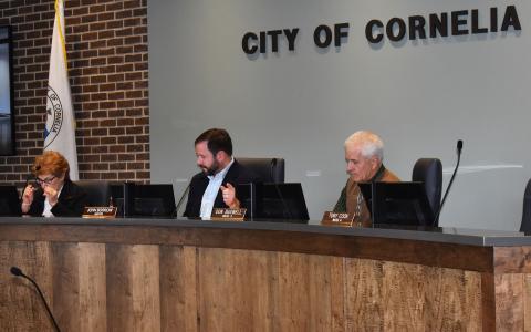 Cornelia Mayor John Borrow confers with the commission – including Commissioners Janice Griggs and Don Bagwell – during Monday’s special meeting. BRIAN WELLMEIER/Staff