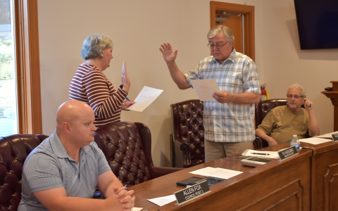 PJ Huggins, who will continue to serve as interim mayor finishing out the remainder of former mayor Audrey Turner’s term, swore in newly appointed mayor pro tem, Eddie Palmer. AMARIS E. RODRIGUEZ/Staff