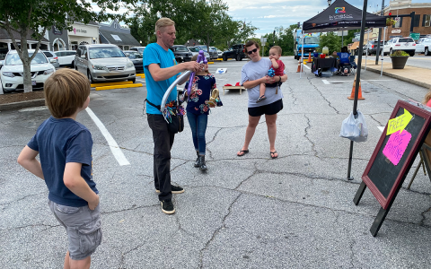 Mark Holmes makes balloon animals for kids at the June Sip & Stroll in Clarkesville. The event will be held the first Friday of each month. YVONNE MARINELLI/Staff