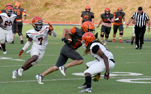 Habersham Central’s Zeke Whittington jukes two Hart County defenders during the spring game on May 20. MATTHEW OSBORNE/Staff