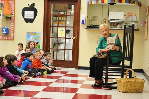 Former First Lady Sandra Deal reads to local children in 2015. FILE PHOTO