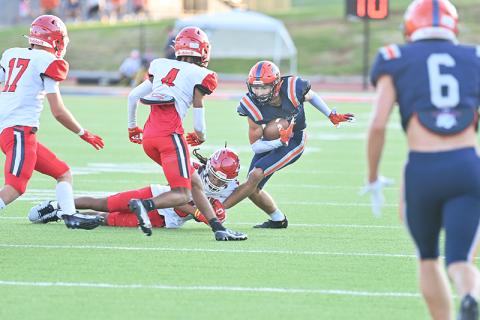 Habersham Central’s Landyn Savage avoids Stephens County tacklers during the season opener. TOM ASKEW/Special