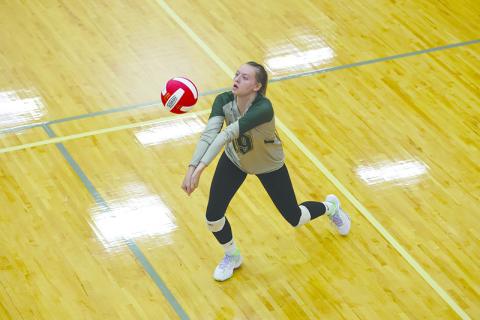 Tallulah Falls’ Skylyn Yaskiewicz sets the ball for a teammate. AUSTIN POFFENBERGER/Special