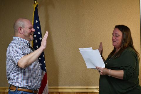 Erik Keith (left) is sworn in to the office of Baldwin City Council by Mayor Alice Venter (right) Tuesday’s meeting. Keith is finishing out former councilman Larry Lewallen’s term, and will be sworn in again in January for a full term. JULIANNE AKERS/Staff