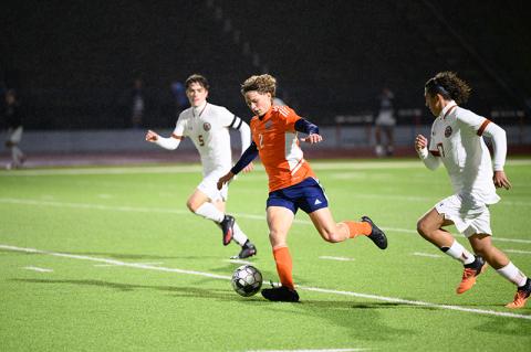 Habersham Central’s Owen Wallace looks to split the defense during a match last season. Wallace and the Raiders hope to make a move up the table this season with an experienced squad. FILE