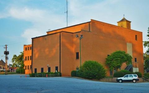 The old courthouse in Clarkesville could be turned from an eyesore into a gem for Clarkesville. FILE