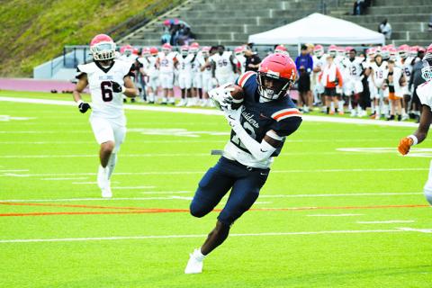 Habersham Central’s Jay Feltus scores a touchdown during the spring game against Hart County. LANG STOREY/Staff