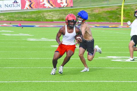Ballcarrier Donnie Warren cuts upfield at a Raider practice this week. LANG STOREY/Staff