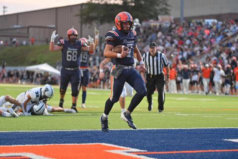 Raiders QB Paris Wilbanks takes it into the endzone early in the game Friday. TOM ASKEW/Special
