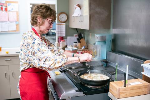 Nationally acclaimed Chef Inger Smith squeezes lemon juice onto the chicken as it cooks. Smith is all about preparing healthy meals for everyone. ZACH TAYLOR/Staff 