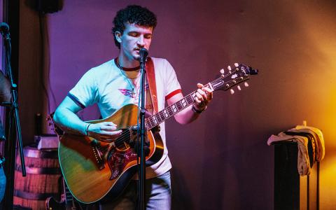 Jonah Ferguson plays a set at Ash and Barrell last Saturday night, one of many performances for the local artist lately. (Zach Taylor/Staff)