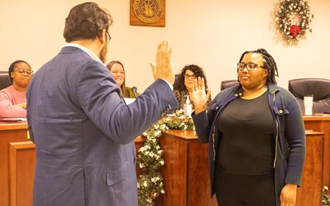 Baldwin’s new City Manager Tiera Morrison takes the loyalty oath for the position. Morrison officially started with the city of Baldwin on Dec. 10. (Hannah Caudell/Staff)