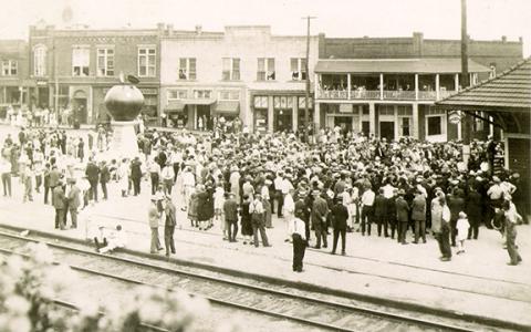 Families gather for the original dedication ceremony for the Big Red Apple 100 years ago. (File)