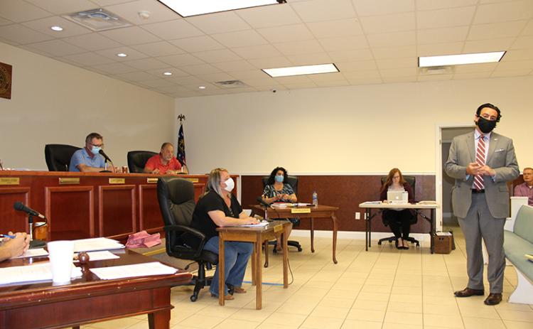 New city attorney Dale Samuels (right) conducts Monday night’s public hearing for a zoning variance request for property in the Highland Pointe subdivision.