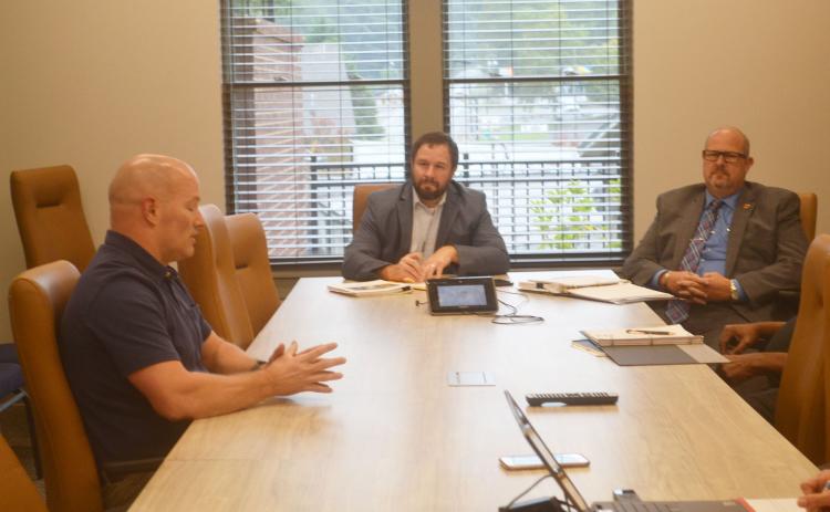 New Cornelia Commissioner Jeff Wilson meets with Mayor John Borrow and City Manager Dee Anderson. BRIAN WELLMEIER/Staff