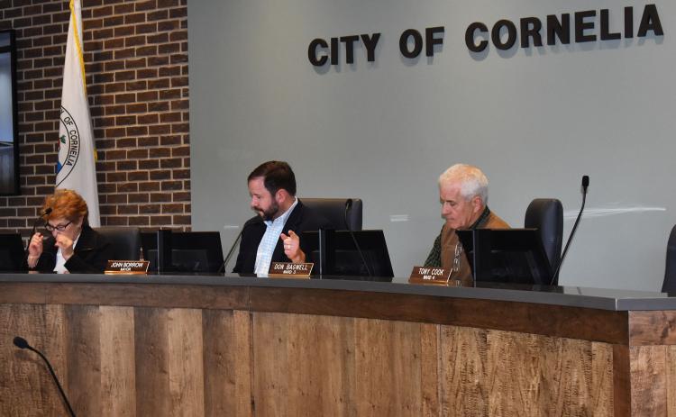 Cornelia Mayor John Borrow confers with the commission – including Commissioners Janice Griggs and Don Bagwell – during Monday’s special meeting. BRIAN WELLMEIER/Staff