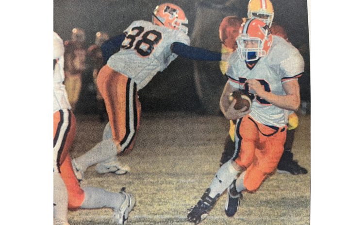 Habersham Central’s Matt Roberts looks for blockers during a 2006 game.