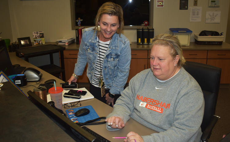 Michelle Wilbanks (left) and Administrative Assistant Kelly Duncan work on a project together at Fairview Elementary. AMARIS E. RODRIGUEZ/Staff